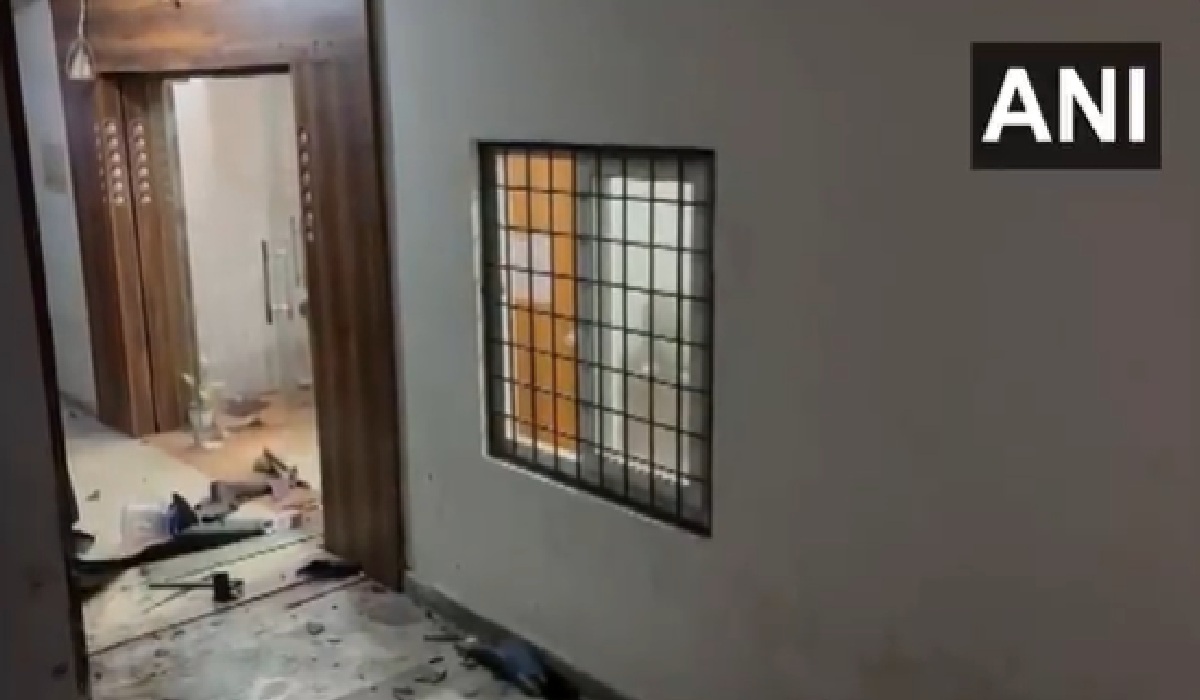 Telangana Jagruthi workers storm MLC Mallanna’s office, gunman fires in air to disperse mob