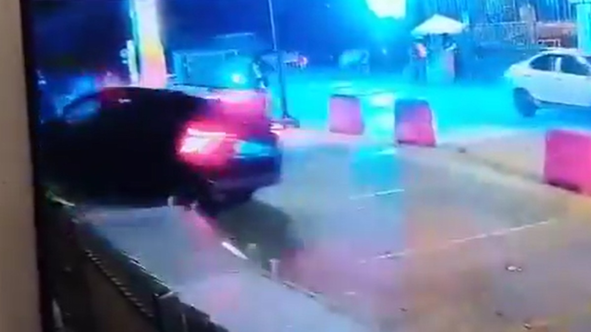 Speeding car hits footpath after losing control at Phoenix Mall in Bengaluru, 7 people injured