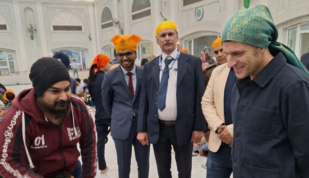 French President Macron visits Bangla Sahib Gurudwara in Delhi | Video