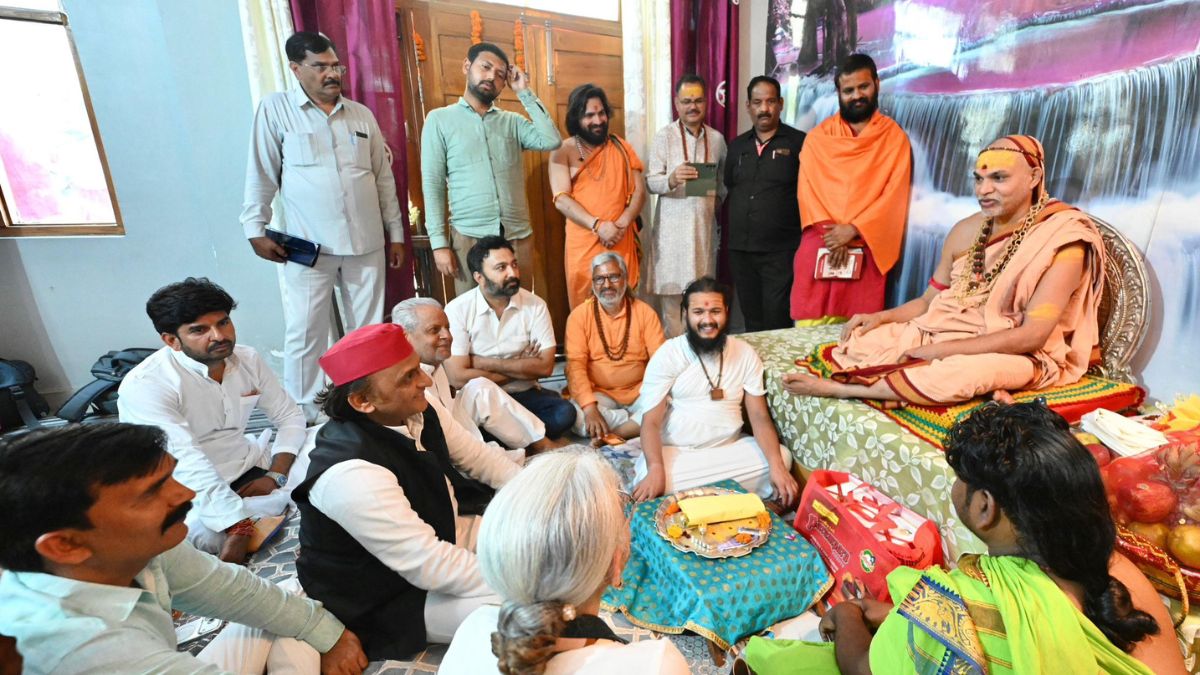 Akhilesh Yadav seeks blessings from Avimukteshwaranand in Lucknow, rebukes ‘fake saints’