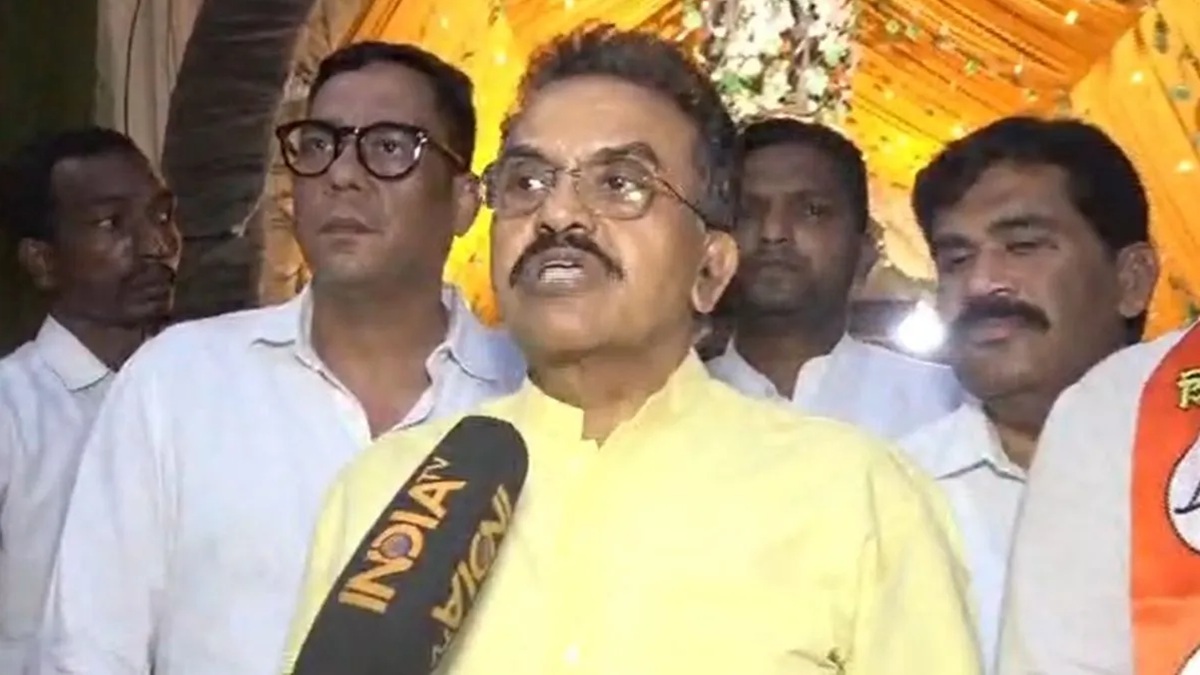 Sanjay Nirupam claims 15-16 MLAs of Uddhav Sena ready to join Shinde faction soon