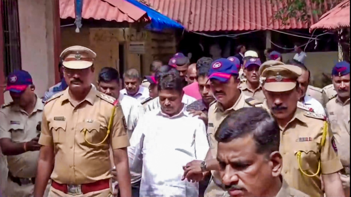 Sena corporator Ramesh Mhatre surrenders day after HC cancels bail for assaulting doctors