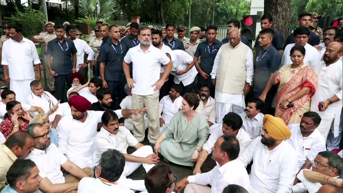 Rahul Gandhi, Priyanka lead Congress sit-in near PM residence over paper leaks a day after CJP protest | VIDEO