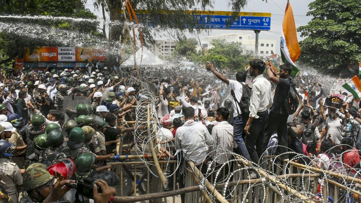 Police use tear gas, lathicharge protesting students; Jharkhand CM assures action on demands | 10 points