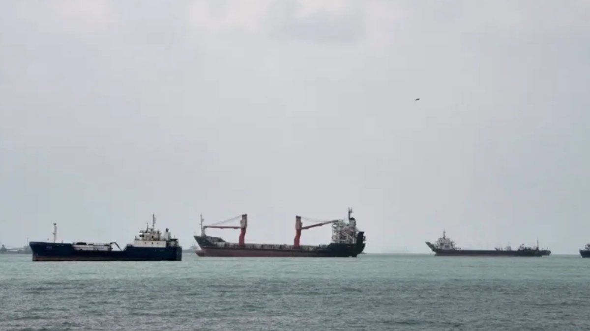 Iran claims new attacks on US warships over naval blockade; Pete Hegseth vows to sink oil tankers